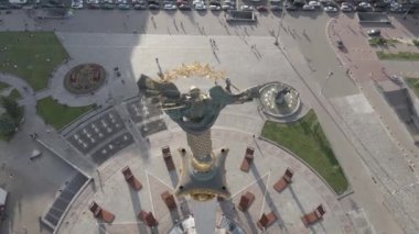 Kyiv 'in mimarisi. Ukrayna: Independence Meydanı, Meydan. Hava görüntüsü, yavaş çekim, düz. gri