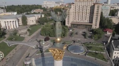 Kyiv 'in mimarisi. Ukrayna: Independence Meydanı, Meydan. Hava görüntüsü, yavaş çekim, düz. gri