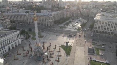 Kyiv 'in mimarisi. Ukrayna: Independence Meydanı, Meydan. Hava görüntüsü, yavaş çekim, düz. gri