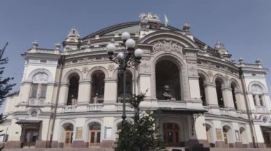 Kyiv 'in mimarisi. Ukrayna: Ukrayna Ulusal Operası. Hava görüntüsü, ağır çekim, düz, gri