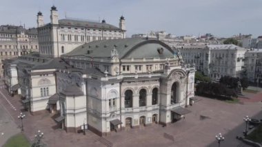 Kyiv 'in mimarisi. Ukrayna: Ukrayna Ulusal Operası. Hava görüntüsü, ağır çekim, düz, gri