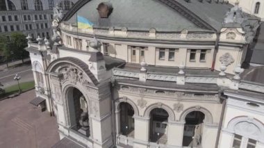 Kyiv 'in mimarisi. Ukrayna: Ukrayna Ulusal Operası. Hava görüntüsü, ağır çekim, düz, gri