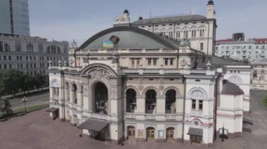 Kyiv 'in mimarisi. Ukrayna: Ukrayna Ulusal Operası. Hava görüntüsü, ağır çekim, düz, gri
