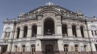 Kyiv 'in mimarisi. Ukrayna: Ukrayna Ulusal Operası. Hava görüntüsü, ağır çekim, düz, gri