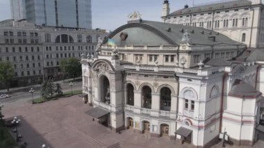 Kyiv 'in mimarisi. Ukrayna: Ukrayna Ulusal Operası. Hava görüntüsü, ağır çekim, düz, gri