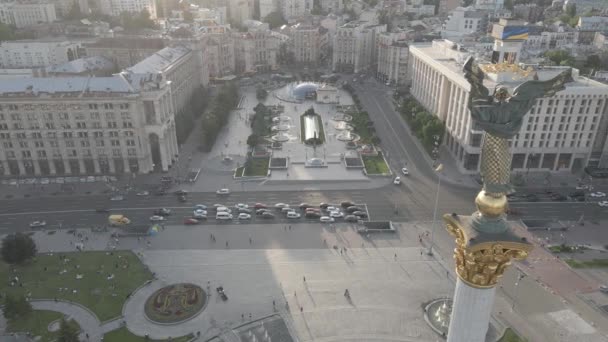 基辅的建筑。Ukraine: independence Square, Maidan.空中俯瞰，缓慢运动，平坦。灰色 — 图库视频影像
