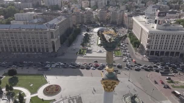 La arquitectura de Kiev. Ucrania: Plaza de la Independencia, Maidan. Vista aérea, cámara lenta, plana. gris — Vídeos de Stock