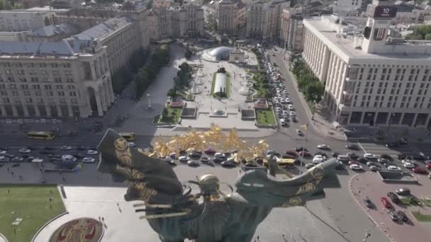 Architektura Kyjeva. Ukrajina: Náměstí nezávislosti, Maidane. Letecký pohled, zpomalený, plochý. šedá — Stock video