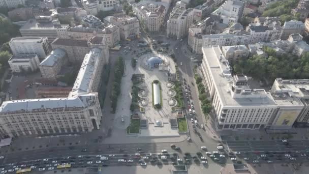 Kiev-arkitekturen. Ukraina: Självständighetstorget, Maidan. Flygfoto, slow motion, platt. grå — Stockvideo