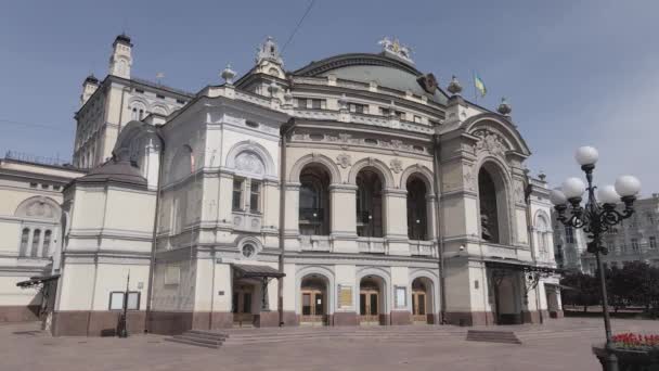 La arquitectura de Kiev. Ucrania: Ópera Nacional de Ucrania. Vista aérea, cámara lenta, plana, gris — Vídeos de Stock