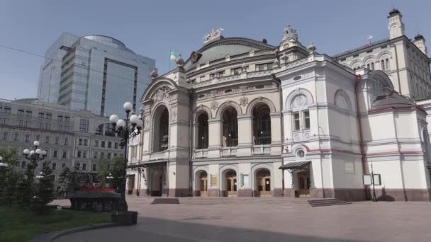 Architektura Kyjeva. Ukrajina: Národní opera Ukrajiny. Letecký pohled, zpomalený, plochý, šedý — Stock video