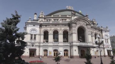Kyiv 'in mimarisi. Ukrayna: Ukrayna Ulusal Operası. Hava görüntüsü, ağır çekim, düz, gri