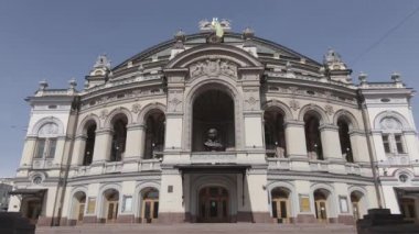 Kyiv 'in mimarisi. Ukrayna: Ukrayna Ulusal Operası. Hava görüntüsü, ağır çekim, düz, gri