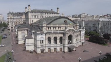 Kyiv 'in mimarisi. Ukrayna: Ukrayna Ulusal Operası. Hava görüntüsü, ağır çekim, düz, gri