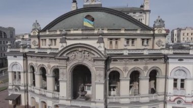 Kyiv 'in mimarisi. Ukrayna: Ukrayna Ulusal Operası. Hava görüntüsü, ağır çekim, düz, gri