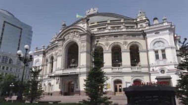 Kyiv 'in mimarisi. Ukrayna: Ukrayna Ulusal Operası. Hava görüntüsü, ağır çekim, düz, gri