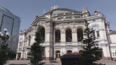 Kyiv 'in mimarisi. Ukrayna: Ukrayna Ulusal Operası. Hava görüntüsü, ağır çekim, düz, gri