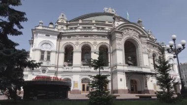 Kyiv 'in mimarisi. Ukrayna: Ukrayna Ulusal Operası. Hava görüntüsü, ağır çekim, düz, gri