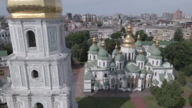 Kyiv 'in mimarisi. Ukrayna: Kyiv 'deki Aziz Sophias Katedrali. Hava görüntüsü, ağır çekim, düz, gri