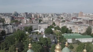 Kyiv 'in mimarisi. Ukrayna: Kyiv 'deki Aziz Sophias Katedrali. Hava görüntüsü, ağır çekim, düz, gri