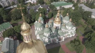 Kyiv 'in mimarisi. Ukrayna: Kyiv 'deki Aziz Sophias Katedrali. Hava görüntüsü, ağır çekim, düz, gri