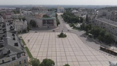 Kyiv 'in mimarisi. Ukrayna: Kyiv 'deki Aziz Sophias Katedrali. Hava görüntüsü, ağır çekim, düz, gri