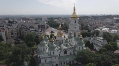 Kyiv 'in mimarisi. Ukrayna: Kyiv 'deki Aziz Sophias Katedrali. Hava görüntüsü, ağır çekim, düz, gri