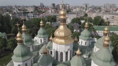 Kyiv 'in mimarisi. Ukrayna: Kyiv 'deki Aziz Sophias Katedrali. Hava görüntüsü, ağır çekim, düz, gri