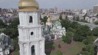 Kyiv 'in mimarisi. Ukrayna: Kyiv 'deki Aziz Sophias Katedrali. Hava görüntüsü, ağır çekim, düz, gri