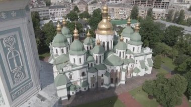 Kyiv 'in mimarisi. Ukrayna: Kyiv 'deki Aziz Sophias Katedrali. Hava görüntüsü, ağır çekim, düz, gri