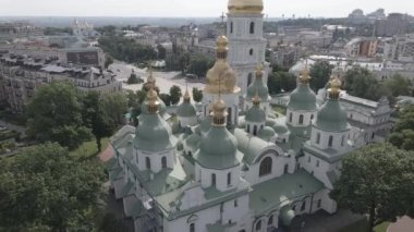 Kyiv 'in mimarisi. Ukrayna: Kyiv 'deki Aziz Sophias Katedrali. Hava görüntüsü, ağır çekim, düz, gri