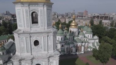 Kyiv 'in mimarisi. Ukrayna: Kyiv 'deki Aziz Sophias Katedrali. Hava görüntüsü, ağır çekim, düz, gri