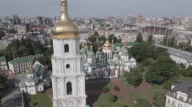 Kyiv 'in mimarisi. Ukrayna: Kyiv 'deki Aziz Sophias Katedrali. Hava görüntüsü, ağır çekim, düz, gri