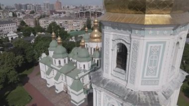 Kyiv 'in mimarisi. Ukrayna: Kyiv 'deki Aziz Sophias Katedrali. Hava görüntüsü, ağır çekim, düz, gri