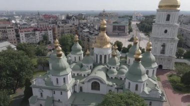 Kyiv 'in mimarisi. Ukrayna: Kyiv 'deki Aziz Sophias Katedrali. Hava görüntüsü, ağır çekim, düz, gri