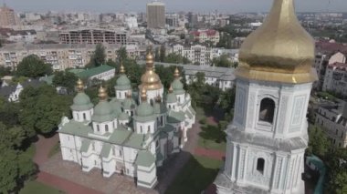 Kyiv 'in mimarisi. Ukrayna: Kyiv 'deki Aziz Sophias Katedrali. Hava görüntüsü, ağır çekim, düz, gri