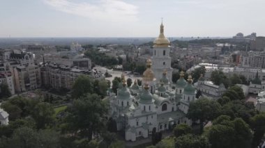 Kyiv 'in mimarisi. Ukrayna: Kyiv 'deki Aziz Sophias Katedrali. Hava görüntüsü, ağır çekim, düz, gri