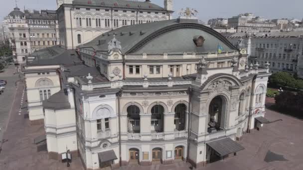 Architektura Kyjeva. Ukrajina: Národní opera Ukrajiny. Letecký pohled, zpomalený, plochý, šedý — Stock video