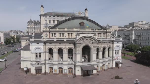 Architektura Kyjeva. Ukrajina: Národní opera Ukrajiny. Letecký pohled, zpomalený, plochý, šedý — Stock video