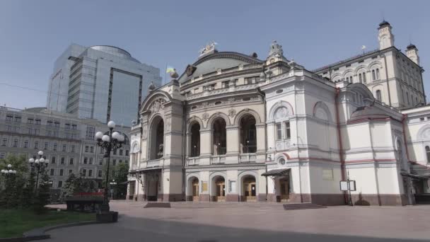 Architektura Kyjeva. Ukrajina: Národní opera Ukrajiny. Letecký pohled, zpomalený, plochý, šedý — Stock video