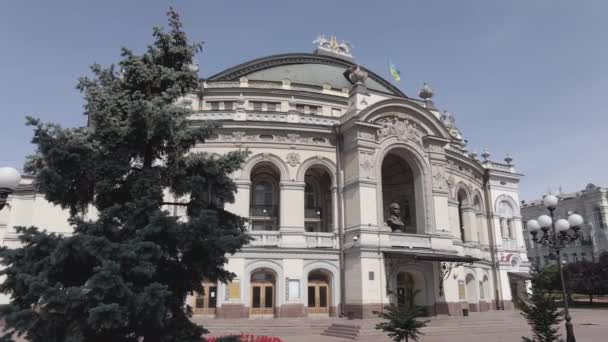 Kyiv 'in mimarisi. Ukrayna: Ukrayna Ulusal Operası. Hava görüntüsü, ağır çekim, düz, gri — Stok video