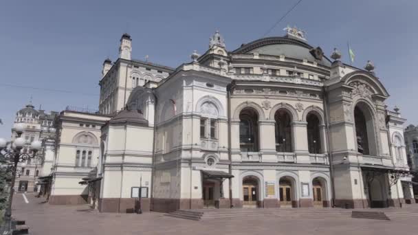 Architektura Kijowa. Ukraina: Narodowa Opera Ukrainy. Widok z lotu ptaka, zwolniony ruch, płaski, szary — Wideo stockowe