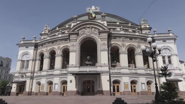 Architektura Kijowa. Ukraina: Narodowa Opera Ukrainy. Widok z lotu ptaka, zwolniony ruch, płaski, szary — Wideo stockowe