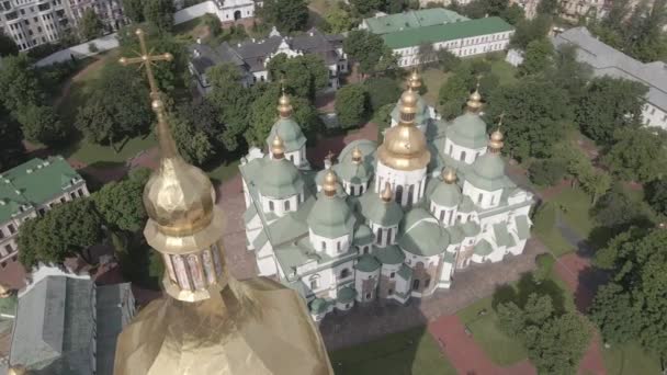 Architektura Kyjeva. Ukrajina: Katedrála sv. Sofie v Kyjevě. Letecký pohled, zpomalený, plochý, šedý — Stock video