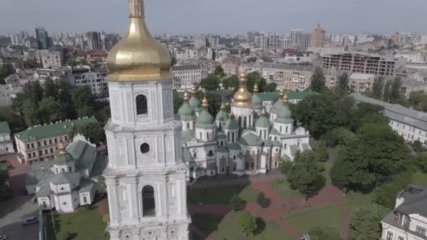 La arquitectura de Kiev. Ucrania: Catedral de Santa Sofía en Kiev. Vista aérea, cámara lenta, plana, gris — Vídeo de stock