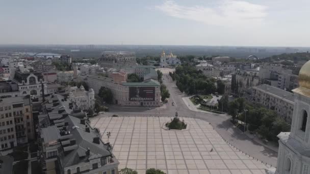 Kyiv 의 건축. 우크라이나: 키프에 있는 성 에바스 대성당. 공중에서 보기, 느린 동작, 납작 한 회색 — 비디오