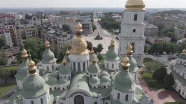 Kyiv 'in mimarisi. Ukrayna: Kyiv 'deki Aziz Sophias Katedrali. Hava görüntüsü, ağır çekim, düz, gri