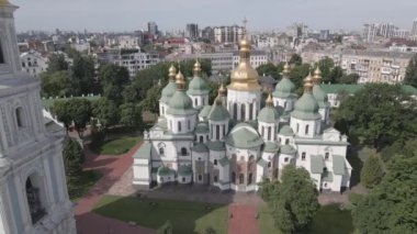 Kyiv 'in mimarisi. Ukrayna: Kyiv 'deki Aziz Sophias Katedrali. Hava görüntüsü, ağır çekim, düz, gri