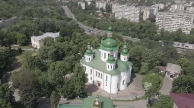 Kyiv 'in mimarisi. Ukrayna: Kyiv 'deki Aziz Cyril Kilisesi. Ukrayna. Hava görüntüsü. Ağır çekim, düz, gri