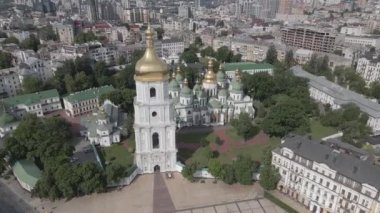 Kyiv 'in mimarisi. Ukrayna: Kyiv 'deki Aziz Sophias Katedrali. Hava görüntüsü, ağır çekim, düz, gri